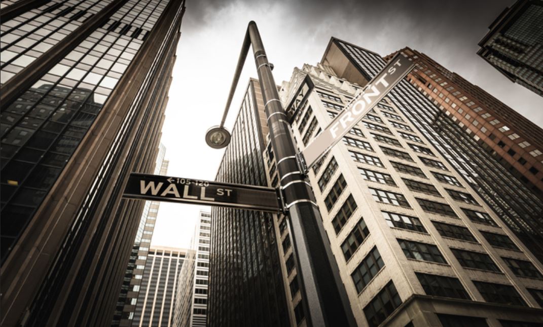 Wall Street kết thúc một ngày với nhiều mâu thuẫn về địa chính trị